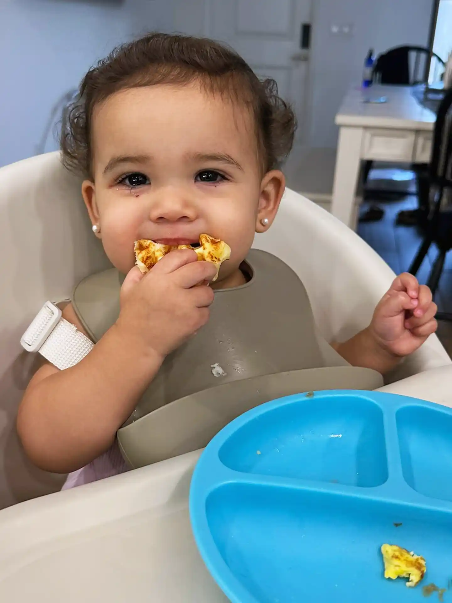 Mia eating
